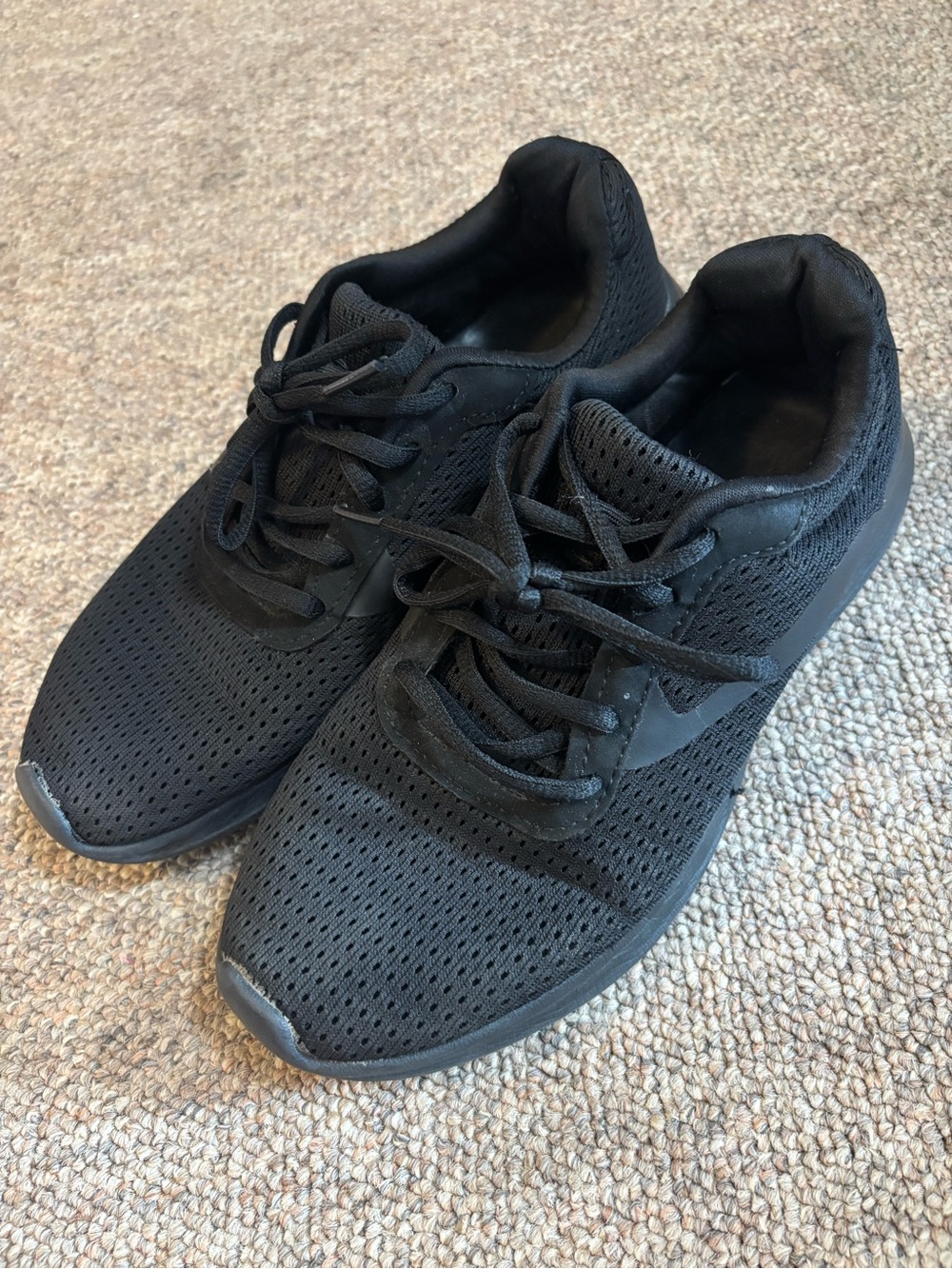 Women’s All-Black Lightweight Athletic Sneakers